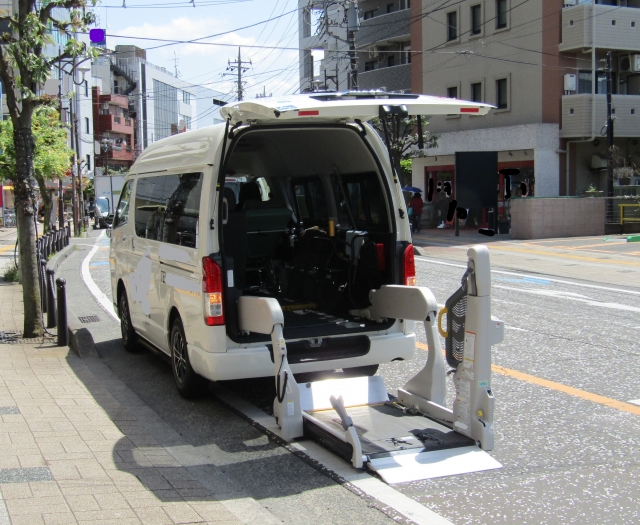 福祉タクシーとは？｜料金・利用方法・通常のタクシーとの違いを解説